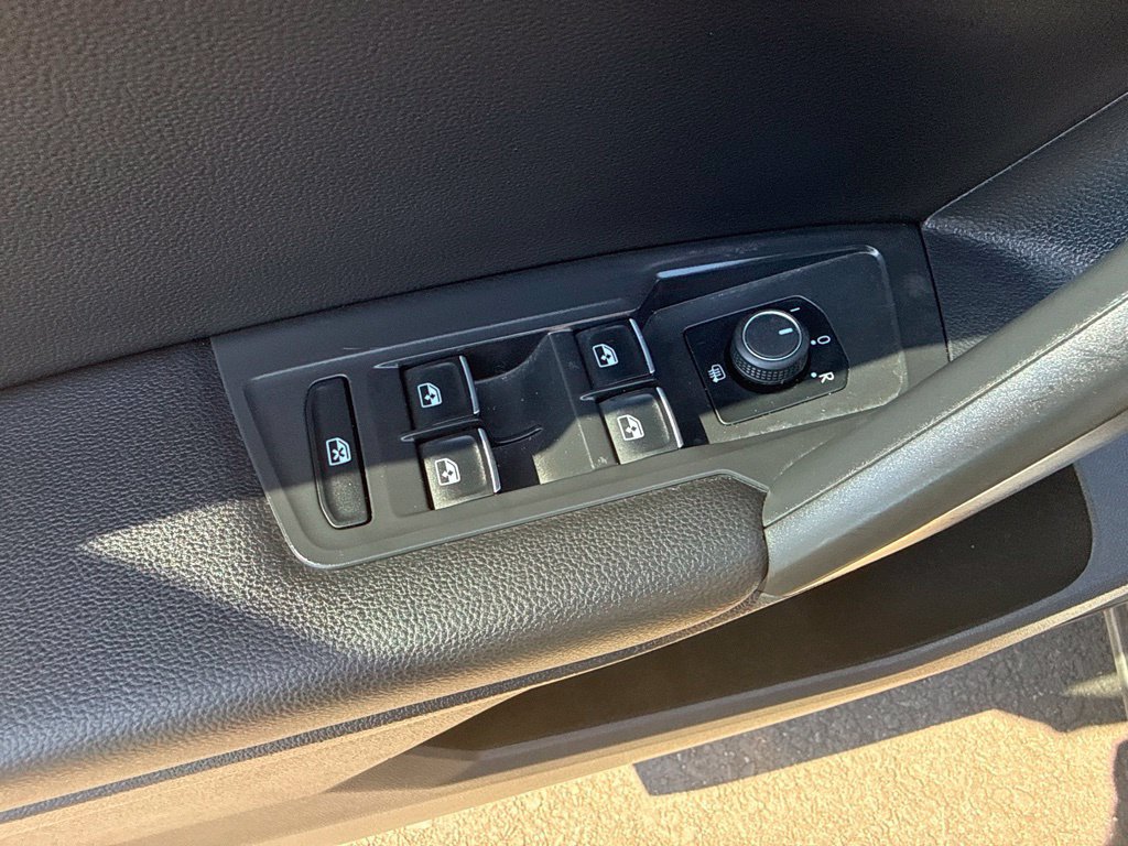 Used 2021 Volkswagen Tiguan SE w/ Panoramic Sunroof Package AWD/4WD image 16