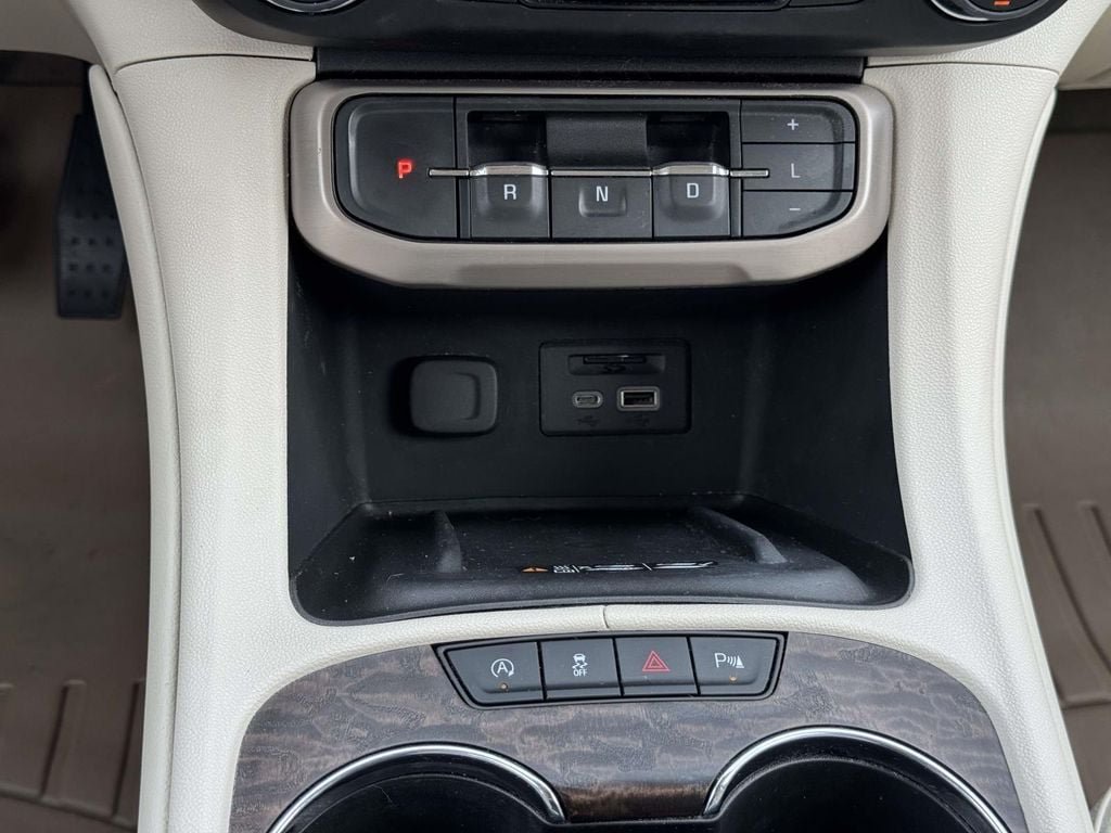 Used 2023 GMC Acadia Denali w/ Denali Ultimate Package FWD image 8