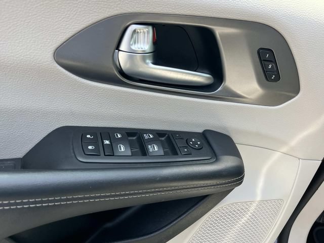 Used 2023 Chrysler Pacifica Touring-L FWD image 27