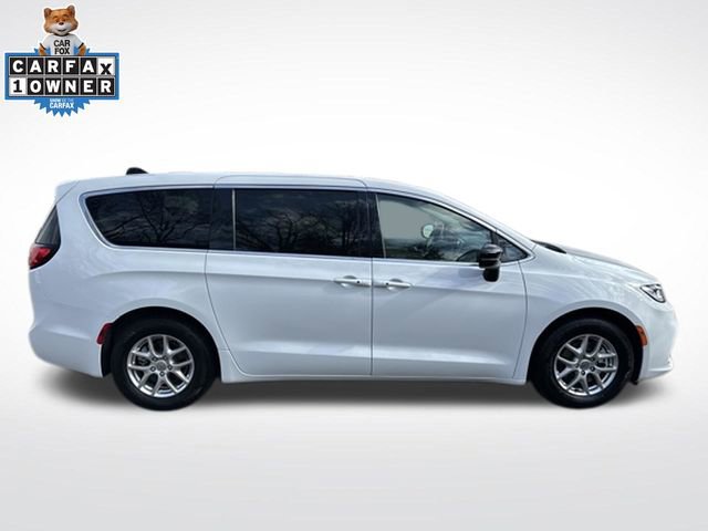 Used 2024 Chrysler Pacifica Touring-L FWD image 9