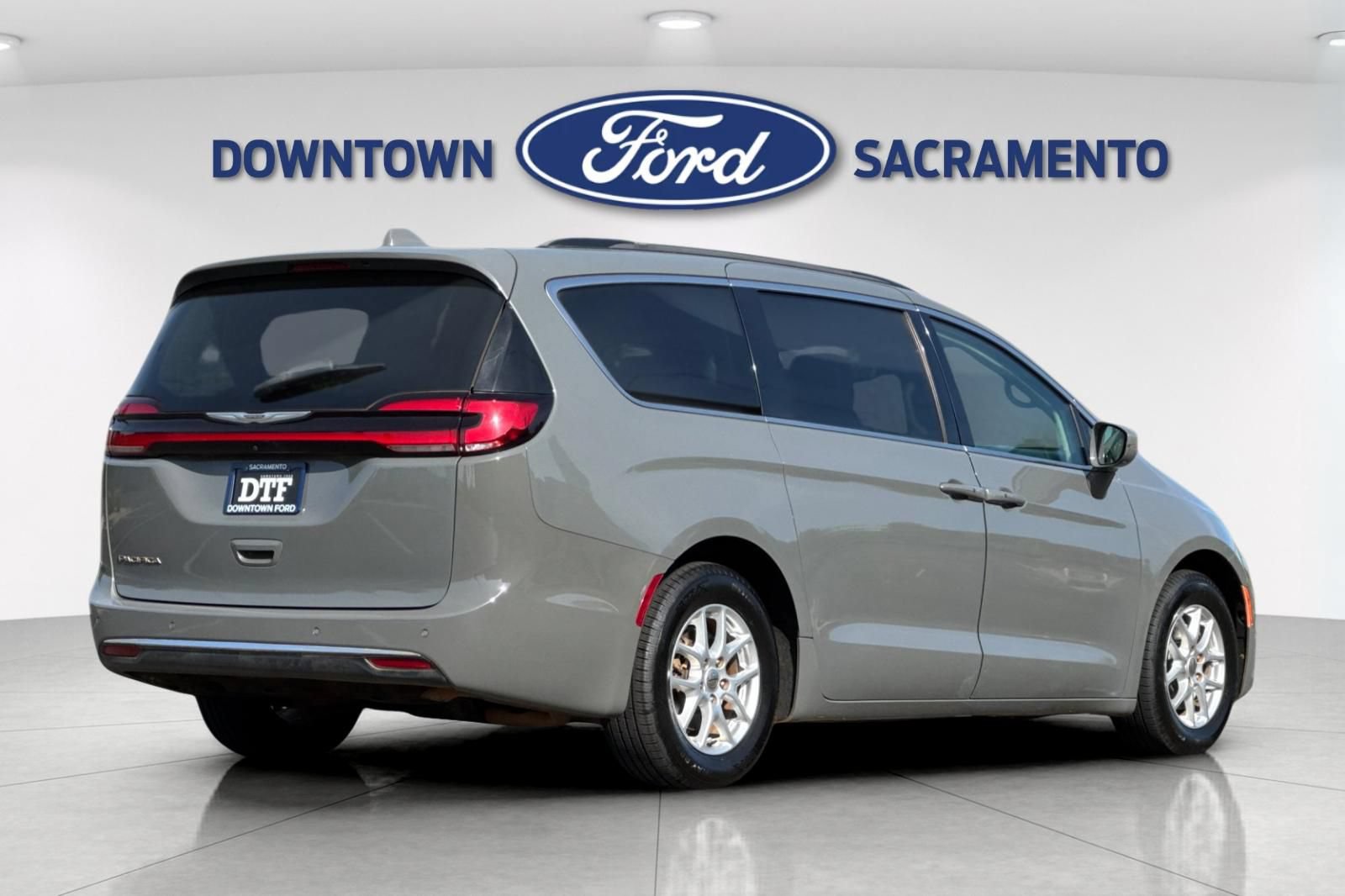 Used 2022 Chrysler Pacifica Touring-L FWD image 3