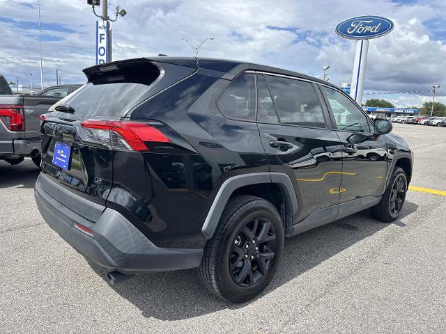 Used 2022 Toyota RAV4 LE FWD image 5