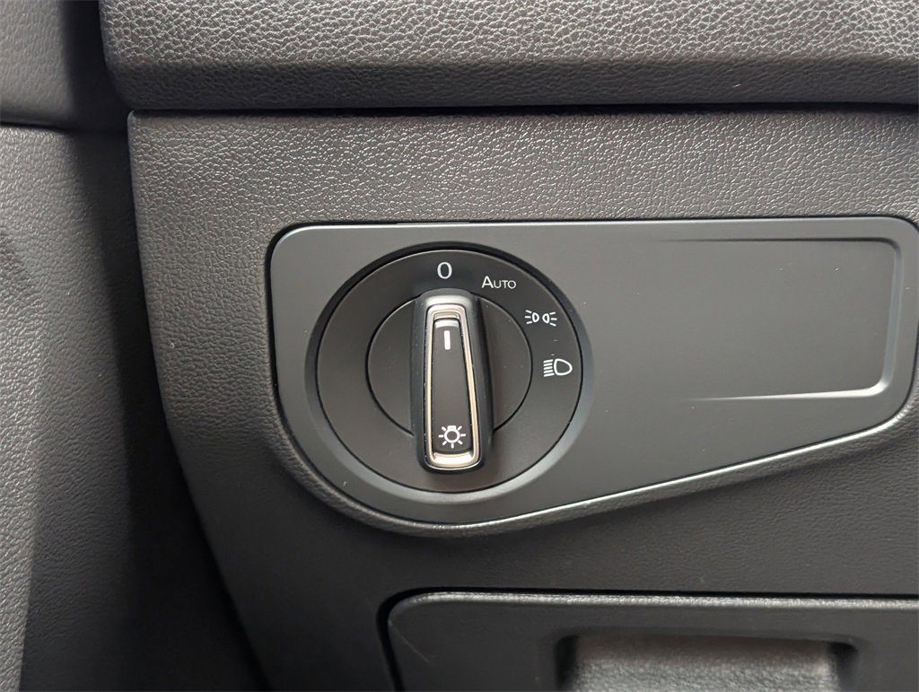 Used 2023 Volkswagen Tiguan SE image 16