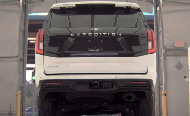 Certified 2025 Ford Expedition Active AWD/4WD image 22