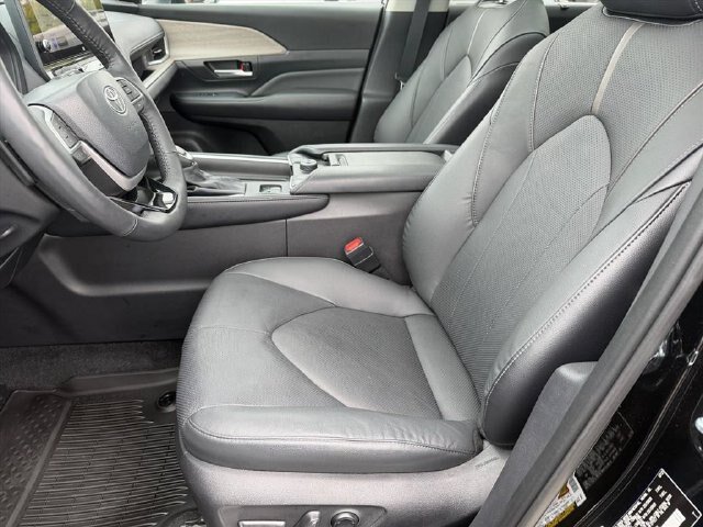 Used 2025 Toyota Grand Highlander AWD image 11