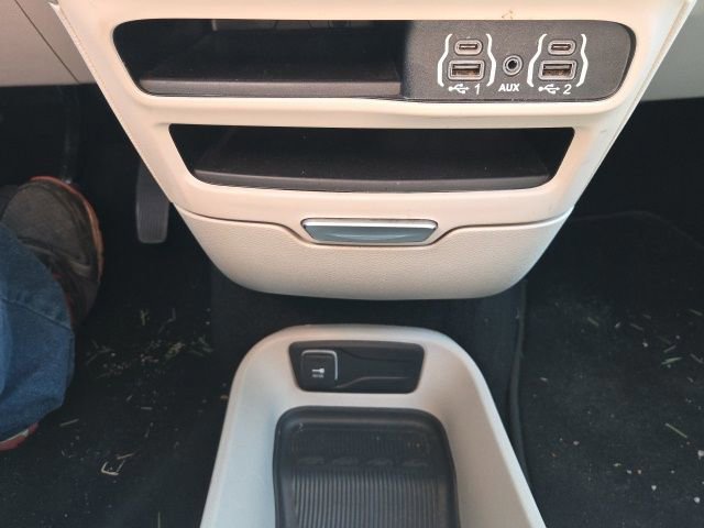 Used 2023 Chrysler Pacifica Touring-L image 37