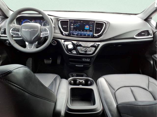 Used 2025 Chrysler Pacifica Select FWD image 11