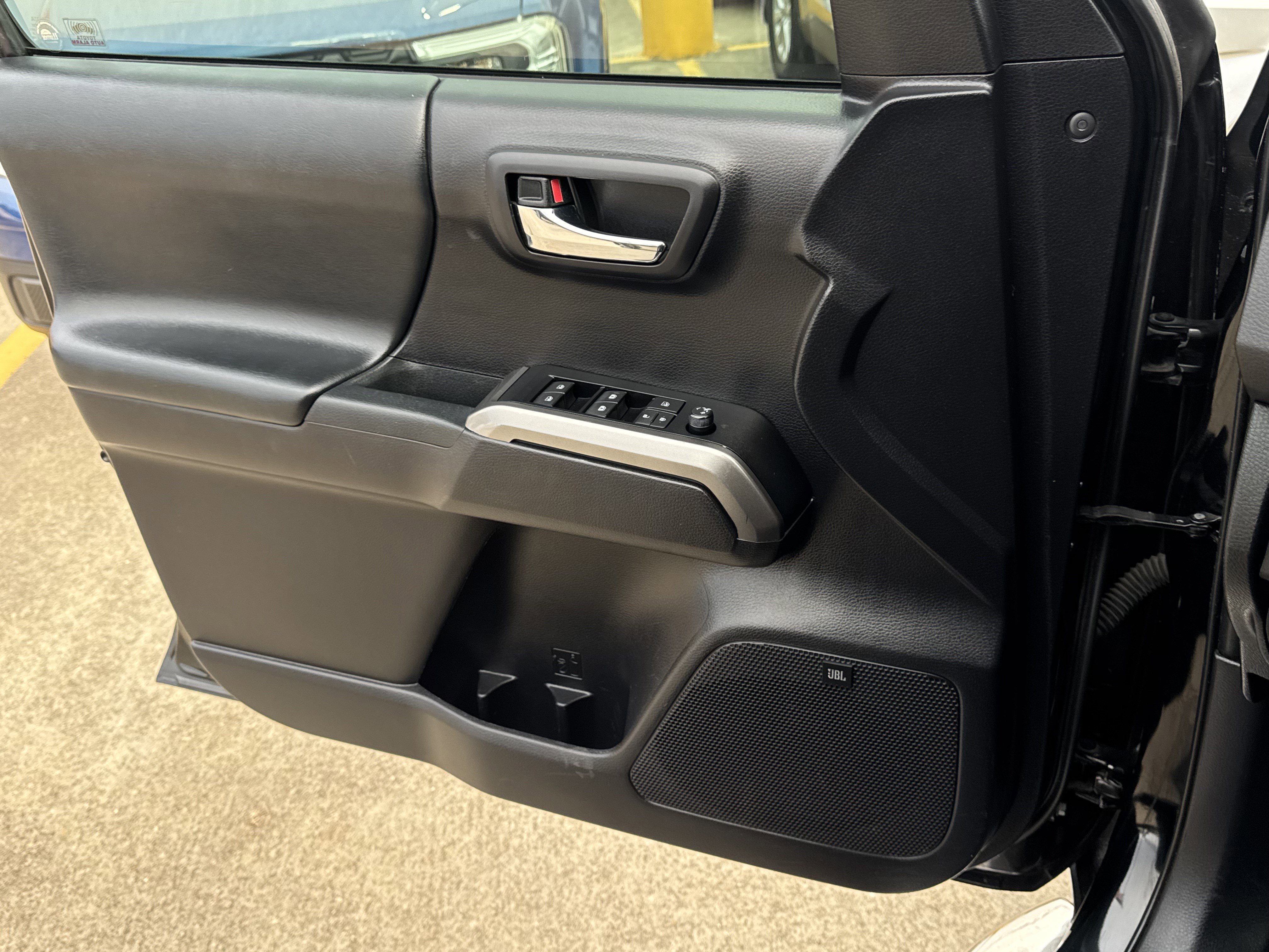 Used 2020 Toyota Tacoma Limited image 27