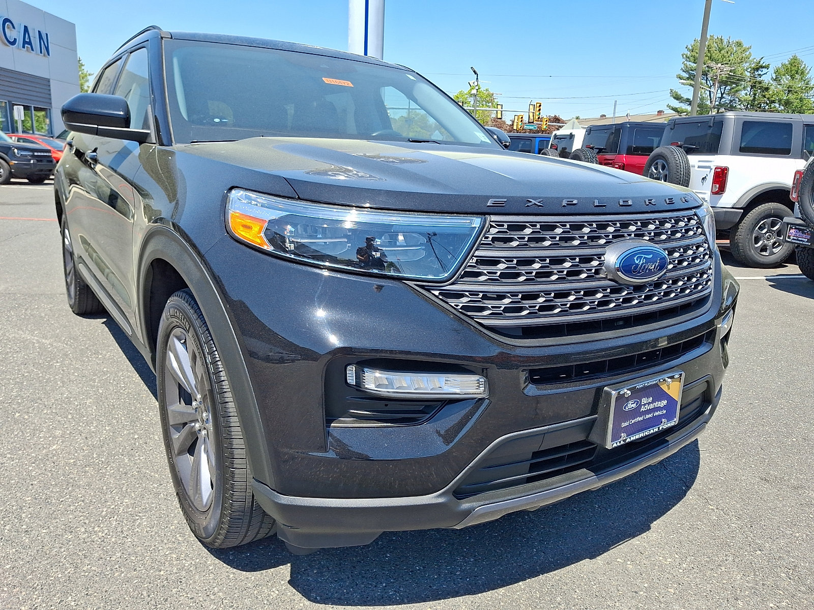 Certified 2022 Ford Explorer XLT w/ Equipment Group 202A AWD/4WD image 2