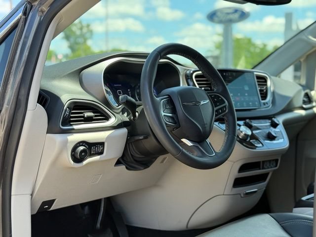 Used 2023 Chrysler Pacifica Touring-L FWD image 12