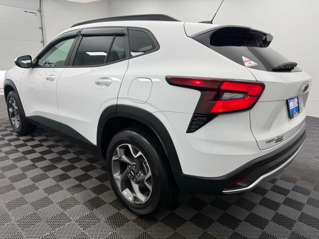 Used 2025 Chevrolet Trax LT w/ Driver Confidence Package image 6