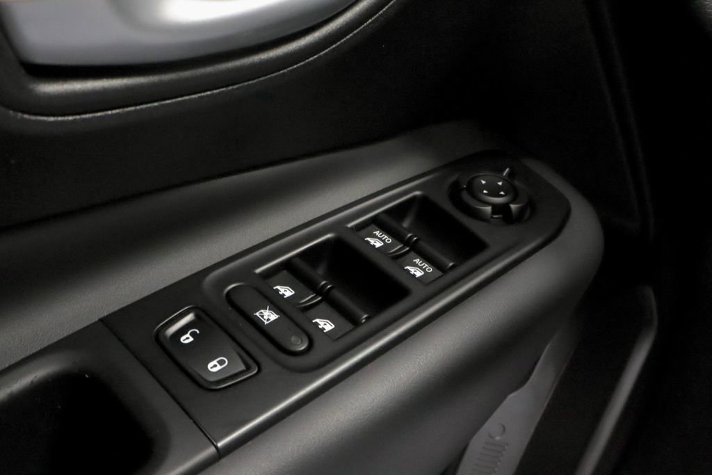 Used 2023 Jeep Renegade Latitude w/ Sun & Fun Group image 28