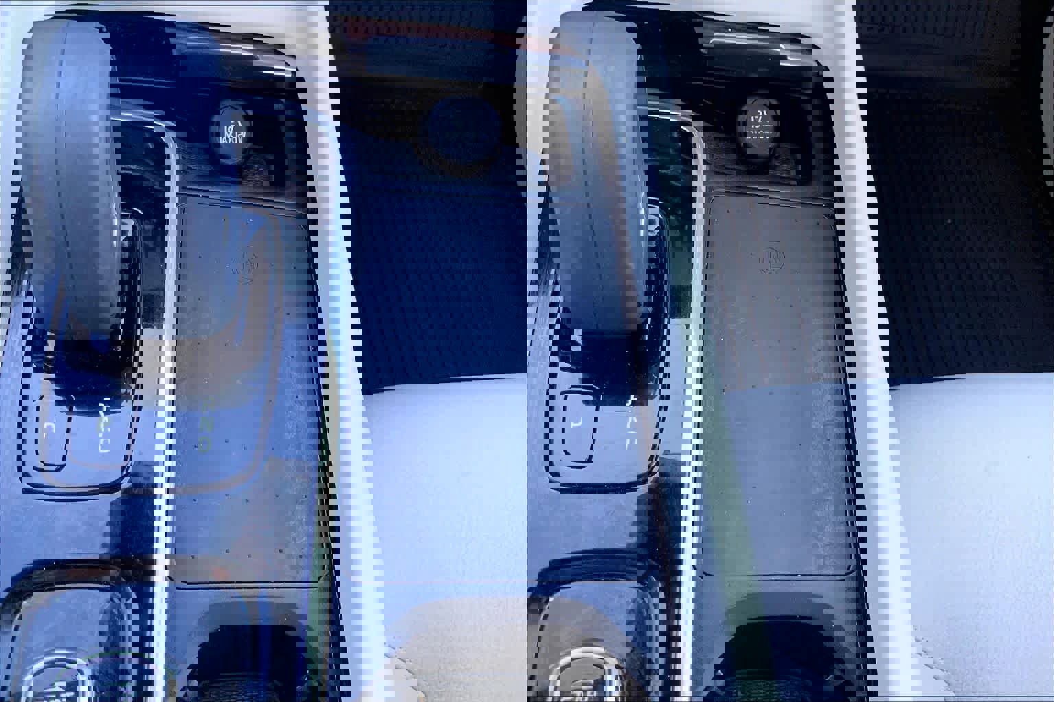 Used 2022 Volvo XC60 B5 Momentum w/ Protection Package Premier image 34