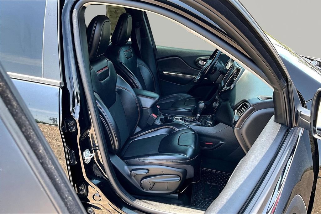 Used 2020 Jeep Cherokee Trailhawk w/ Cold Weather Group AWD/4WD image 7