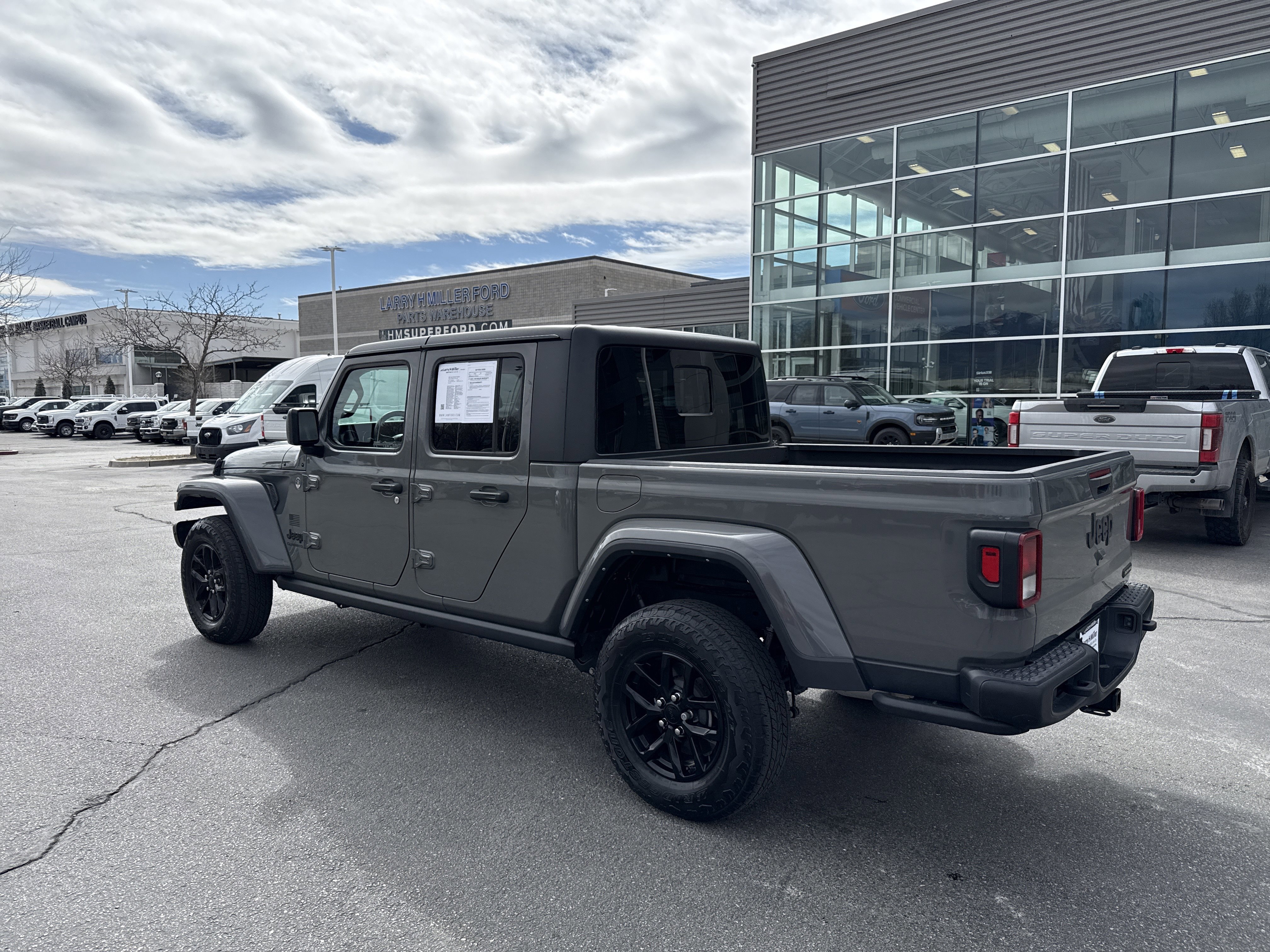 Used 2023 Jeep Gladiator Sport image 4