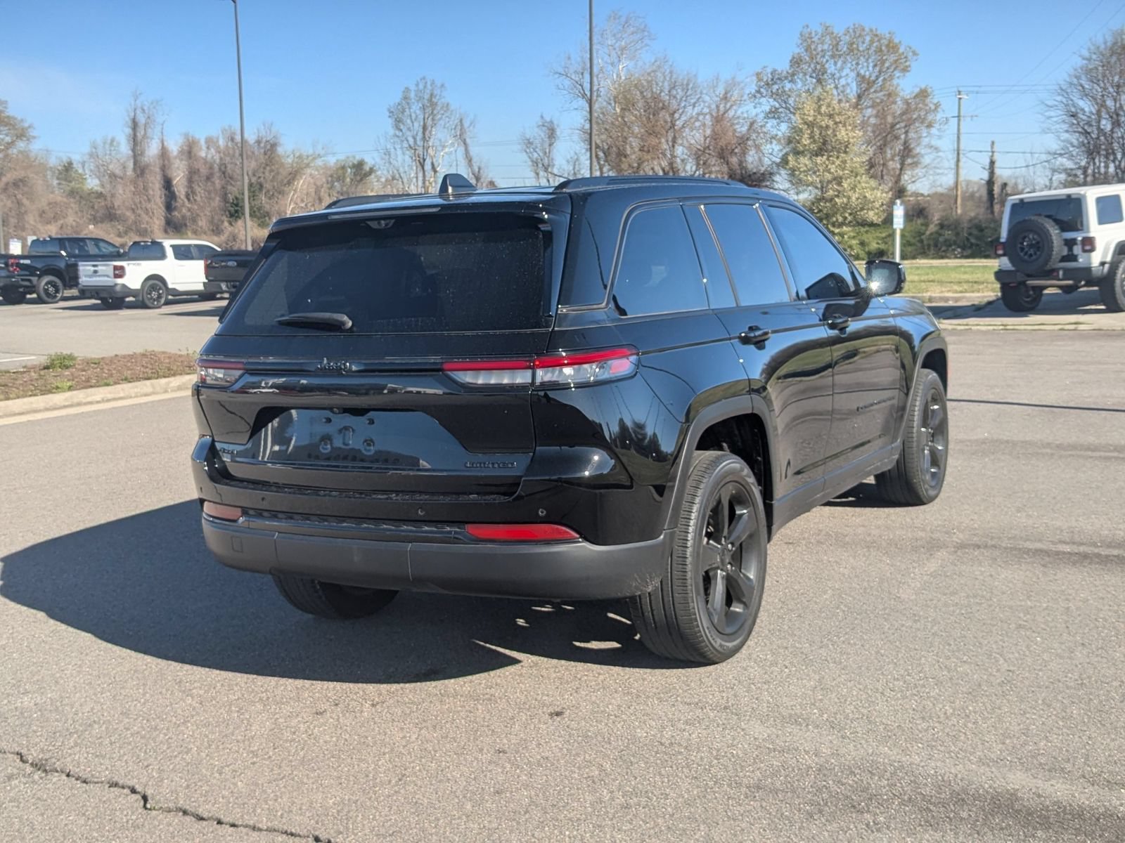 Used 2023 Jeep Grand Cherokee Limited w/ Luxury Tech Group II AWD/4WD image 3