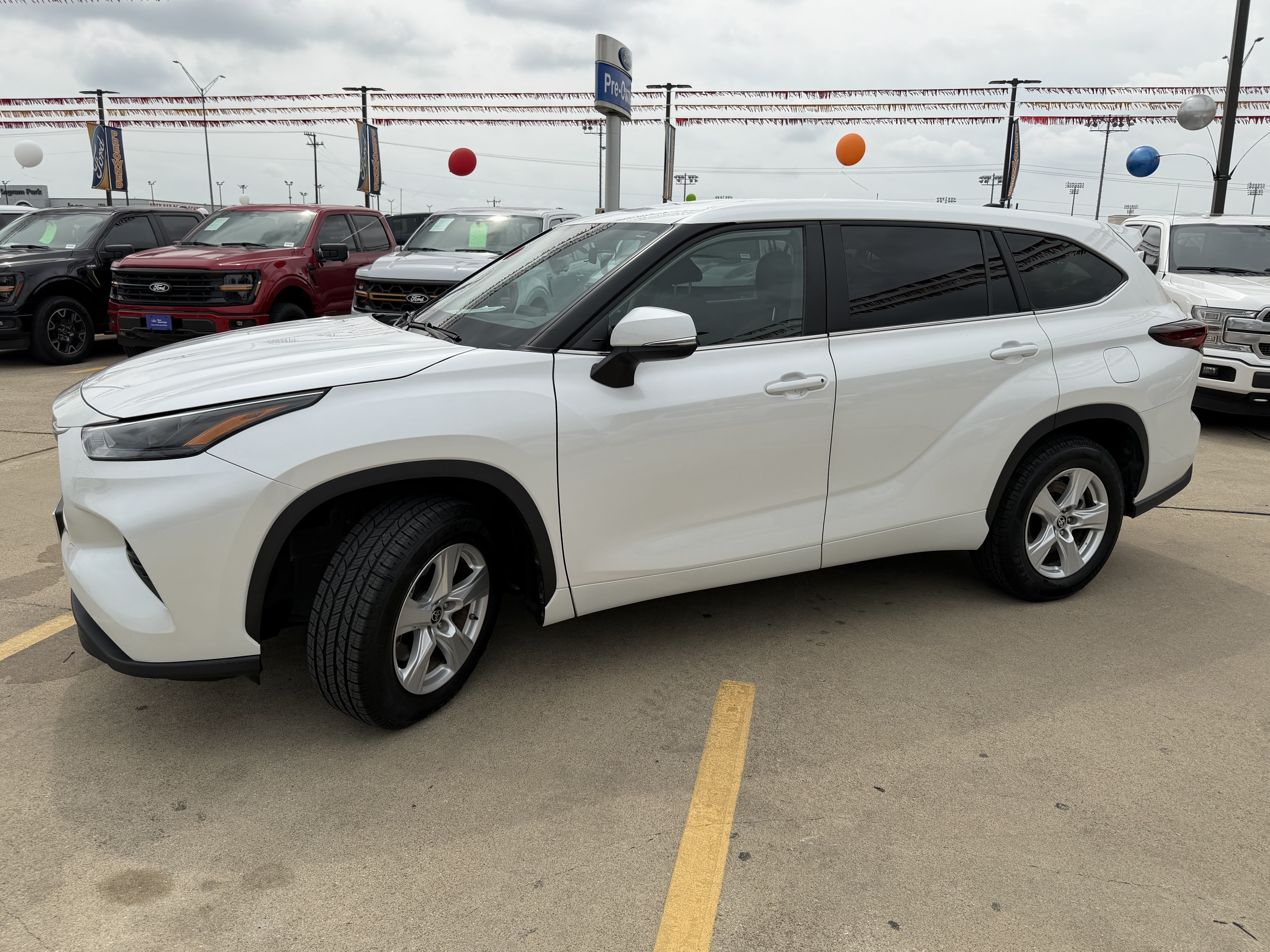Used 2025 Toyota Highlander LE FWD image 13