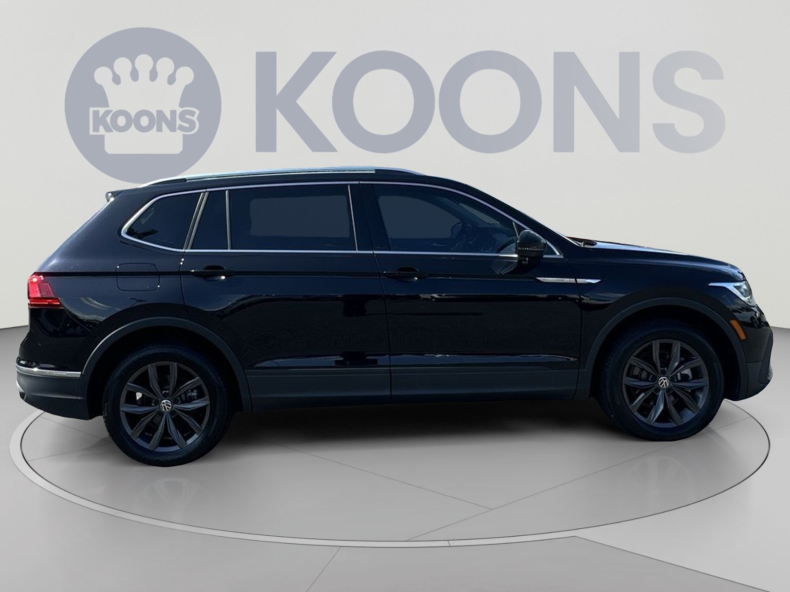 Used 2022 Volkswagen Tiguan SE w/ Panoramic Sunroof Package FWD image 12
