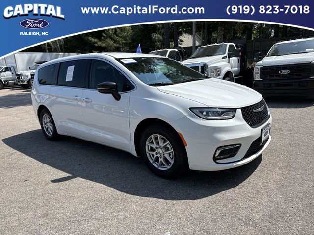 Used 2024 Chrysler Pacifica Touring-L FWD image 2
