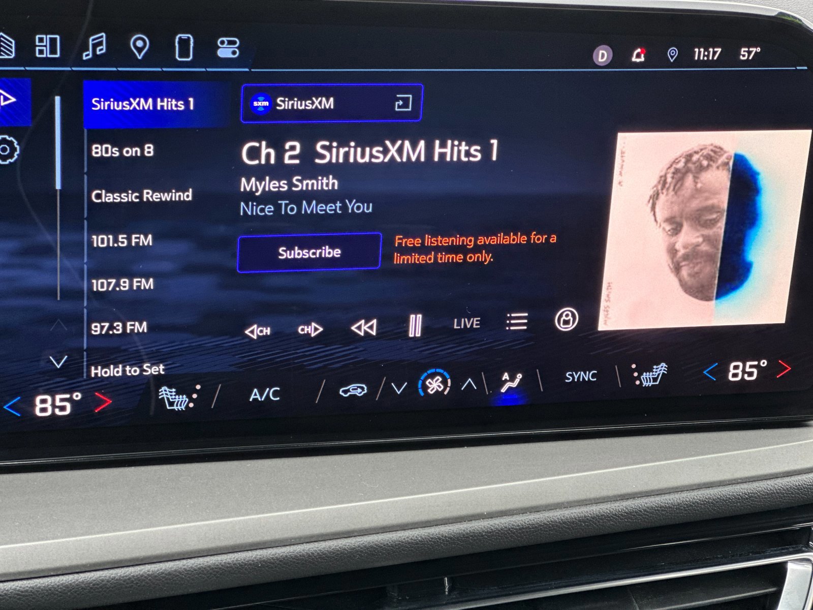 Used 2025 Chevrolet Traverse LT image 19