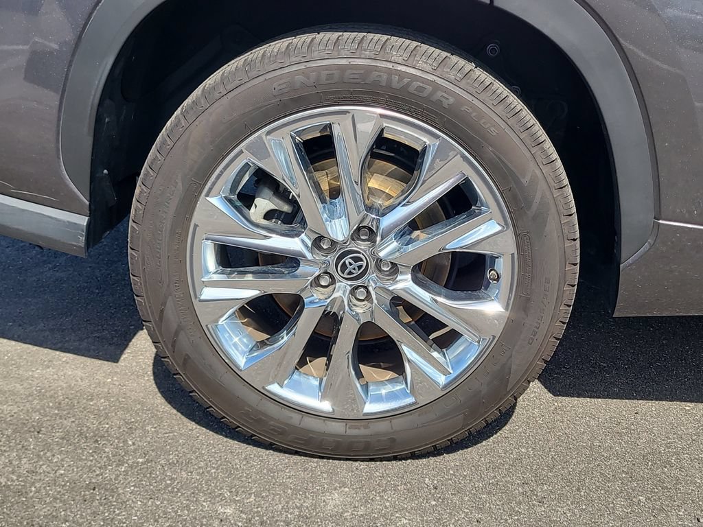 Used 2023 Toyota Highlander Limited FWD image 5