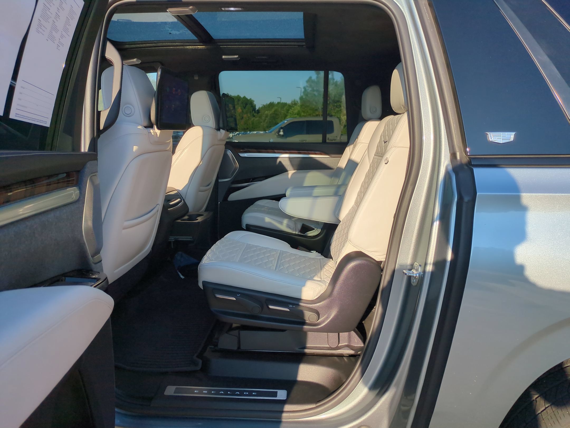 Used 2025 Cadillac Escalade ESV Sport Platinum w/ LPO, Floor Liner Package AWD/4WD image 31