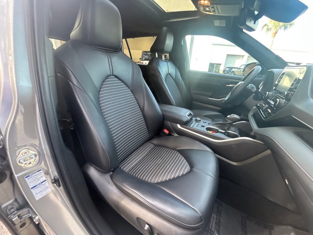 Used 2022 Toyota Highlander XSE image 32