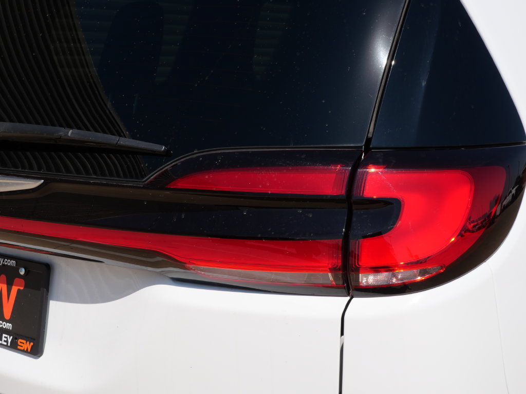 Used 2023 Chrysler Pacifica Touring FWD image 8