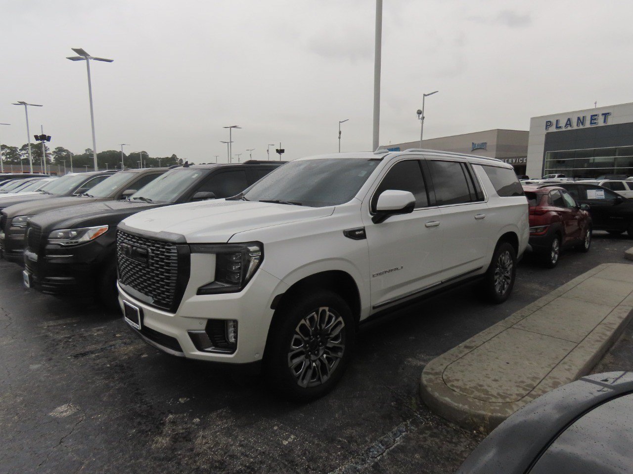 Used 2023 GMC Yukon XL Denali Ultimate w/ LPO, Floor Liner Package AWD/4WD image 2