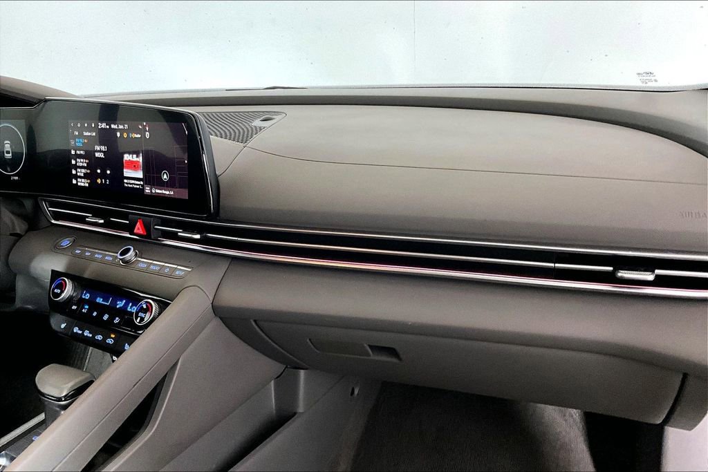 Used 2025 Hyundai Elantra SEL image 12