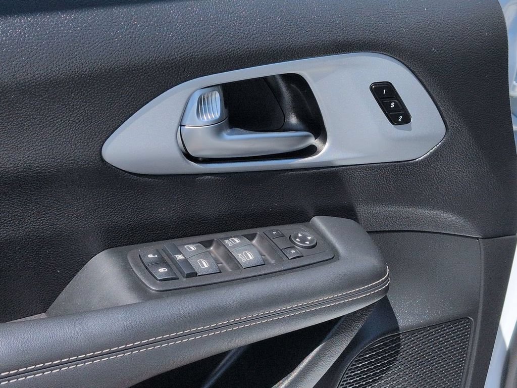 Used 2024 Chrysler Pacifica Limited FWD image 10