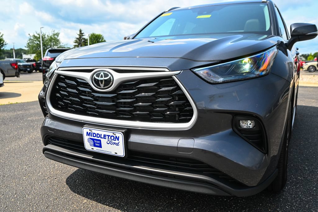 Used 2024 Toyota Highlander XLE AWD/4WD image 9