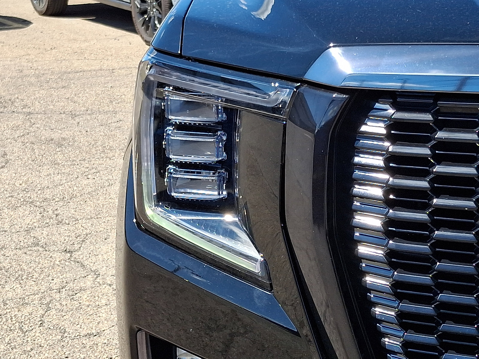 Used 2023 GMC Yukon XL Denali Ultimate AWD/4WD image 9