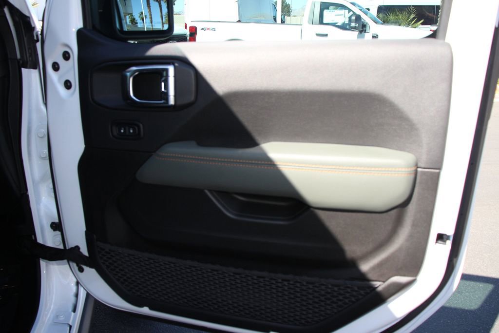 Used 2025 Jeep Gladiator Mojave AWD/4WD image 26