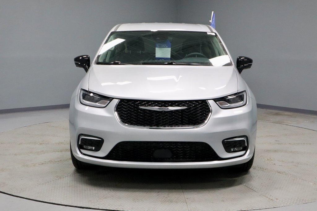 Used 2024 Chrysler Pacifica Touring-L image 8