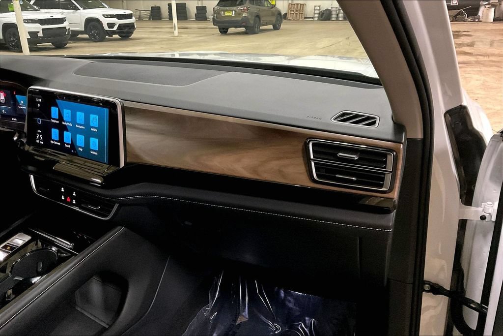 Used 2025 Volkswagen Atlas SE AWD/4WD image 15