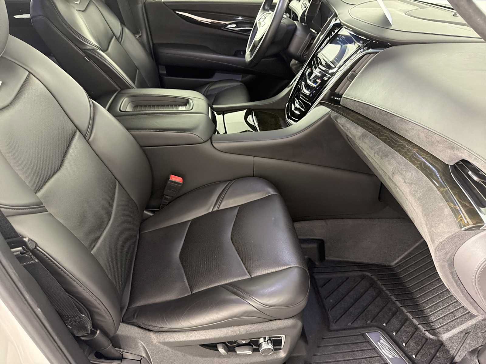 Used 2019 Cadillac Escalade Platinum AWD/4WD image 17