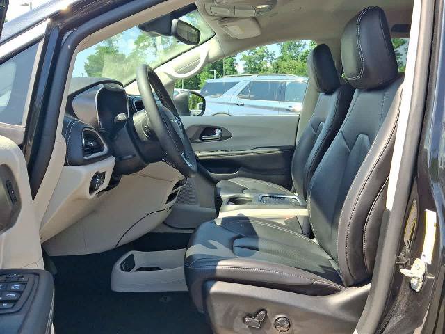 Used 2023 Chrysler Pacifica Touring-L FWD image 17