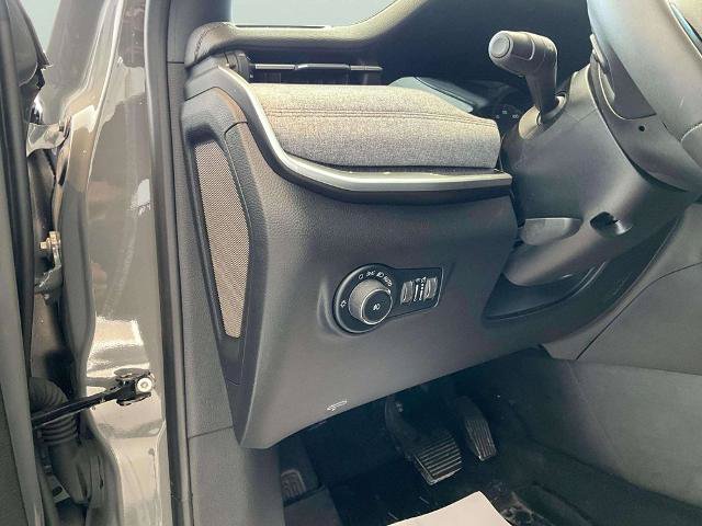 Used 2023 Jeep Compass Latitude w/ Sun and Sound Group AWD/4WD image 16