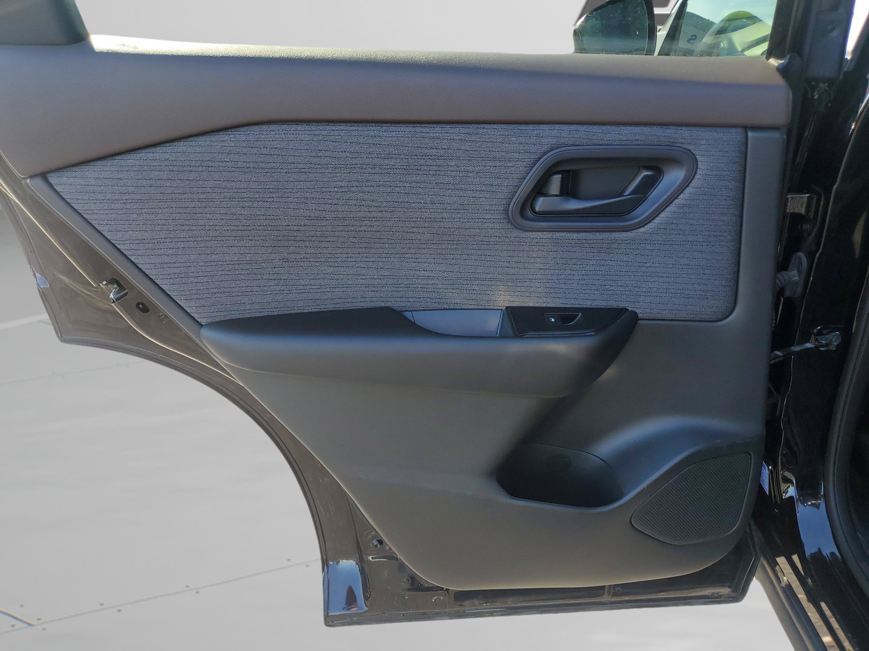 Used 2023 Nissan Rogue S FWD image 13