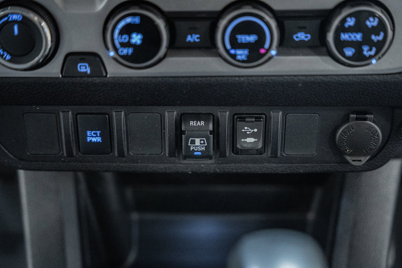 Used 2018 Toyota Tacoma SR5 AWD/4WD image 36