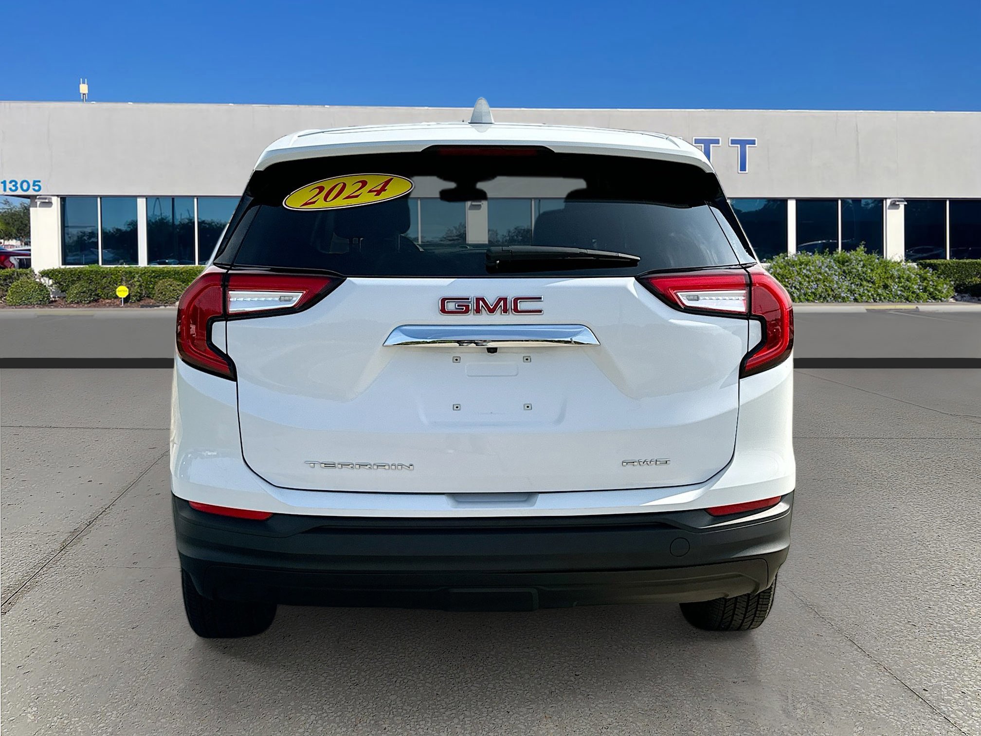 Used 2024 GMC Terrain SLE image 4