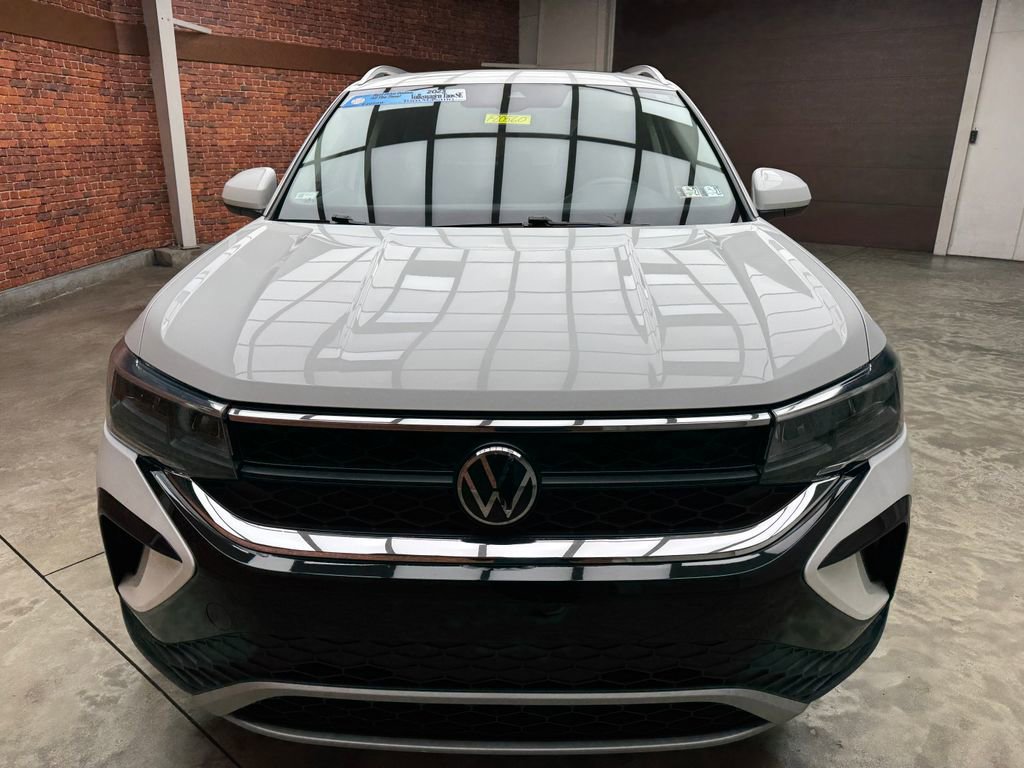 Used 2023 Volkswagen Taos SE w/ Panoramic Sunroof Package AWD/4WD image 6