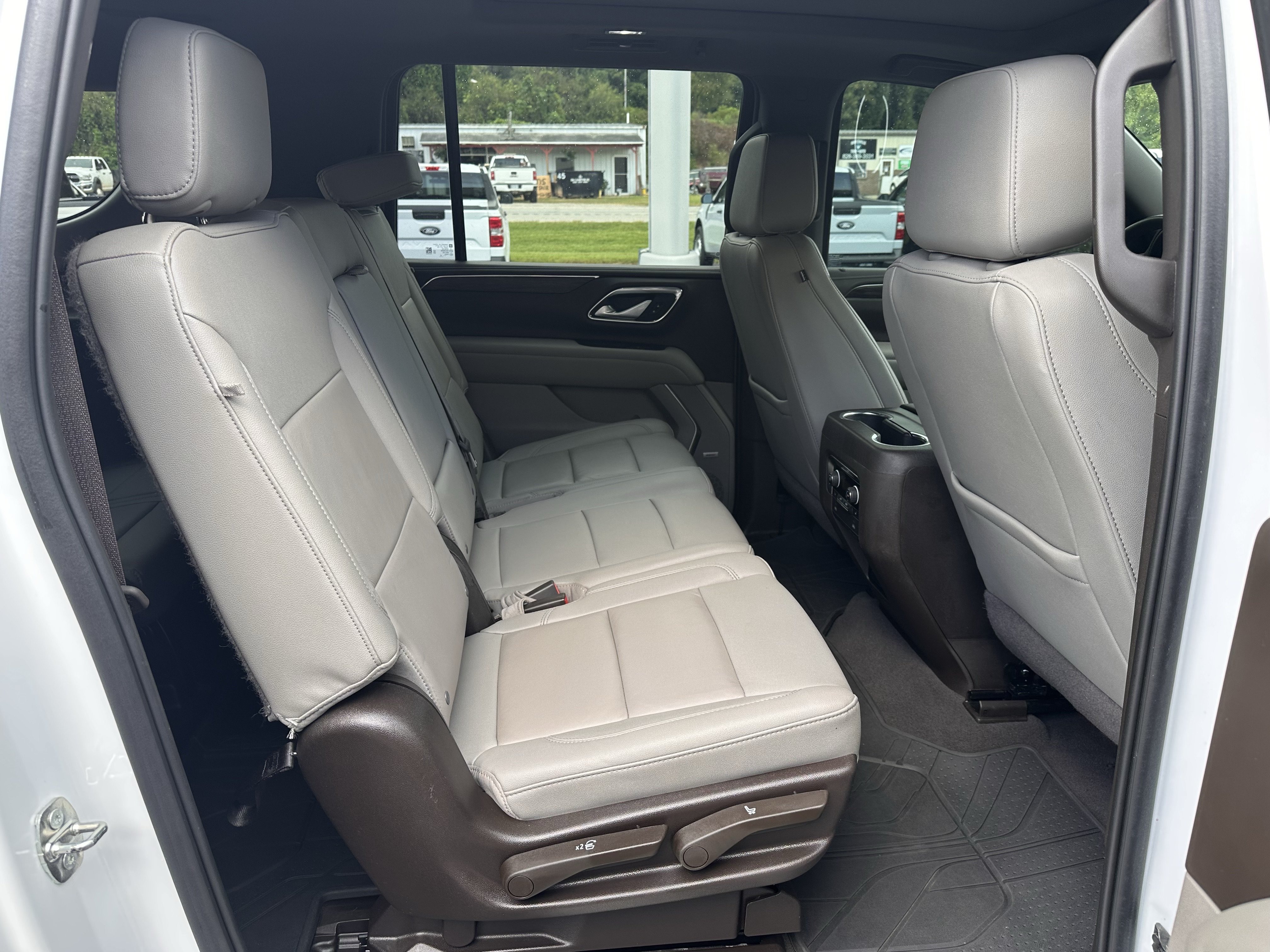Used 2022 Chevrolet Suburban LT w/ LT Signature Package AWD/4WD image 16