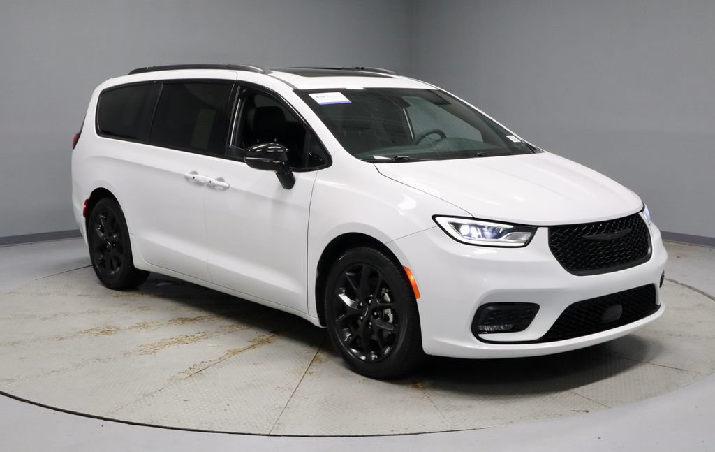 Used 2025 Chrysler Pacifica Limited FWD image 1