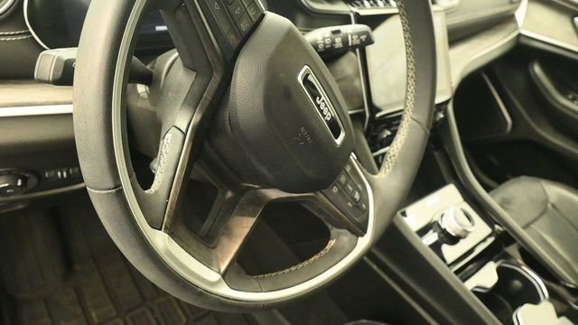 Used 2023 Jeep Grand Cherokee L Limited w/ Luxury Tech Group II image 16