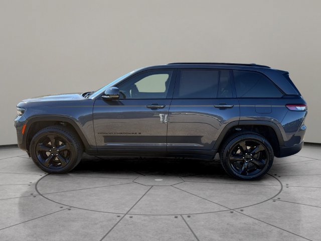 Used 2024 Jeep Grand Cherokee Limited w/ Black Appearance Package AWD/4WD image 9