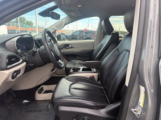 Used 2023 Chrysler Pacifica Touring-L FWD image 11