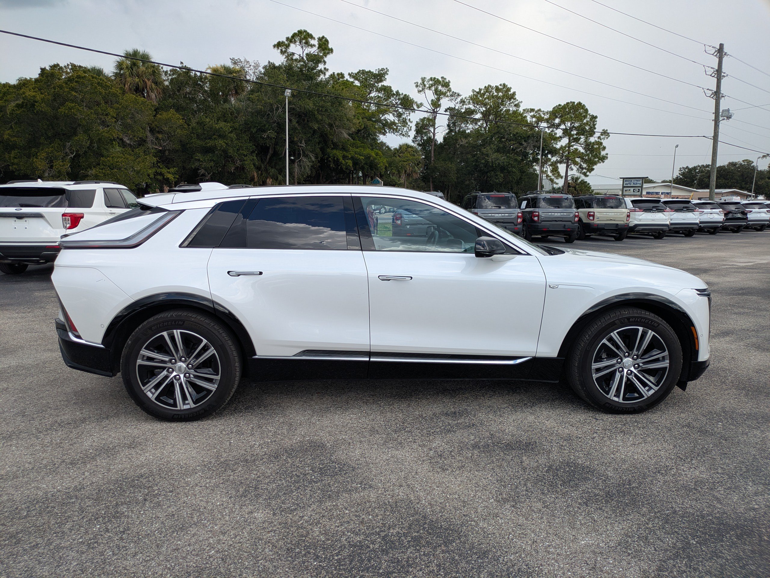 Used 2024 Cadillac Lyriq Luxury RWD image 3