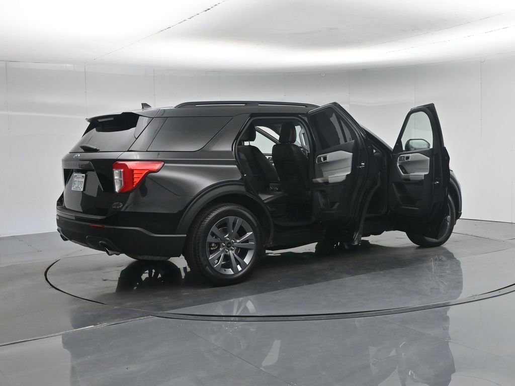 Certified 2022 Ford Explorer XLT w/ Equipment Group 202A RWD image 6